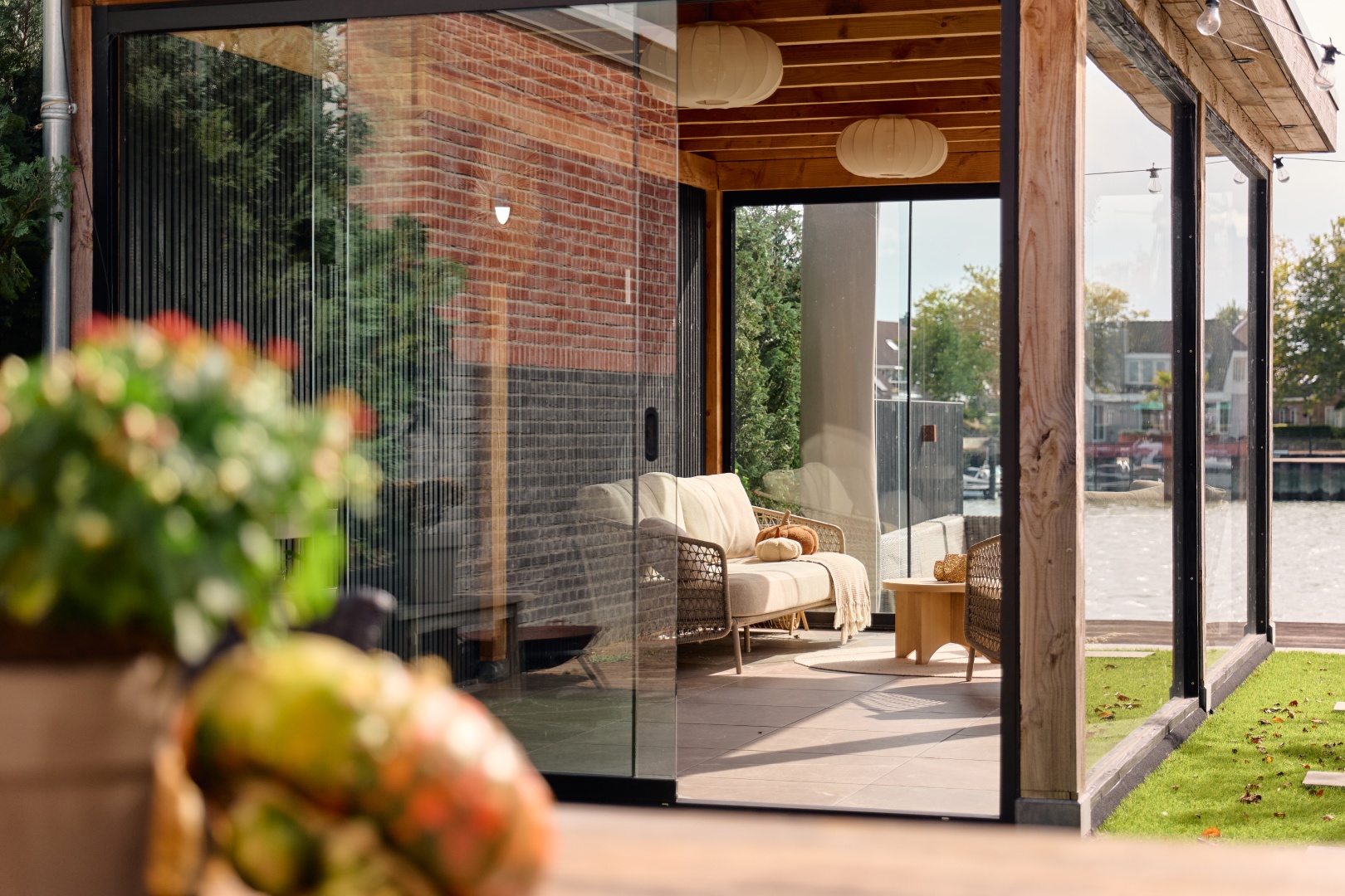 Overkapping met loungehoek aan de tuin