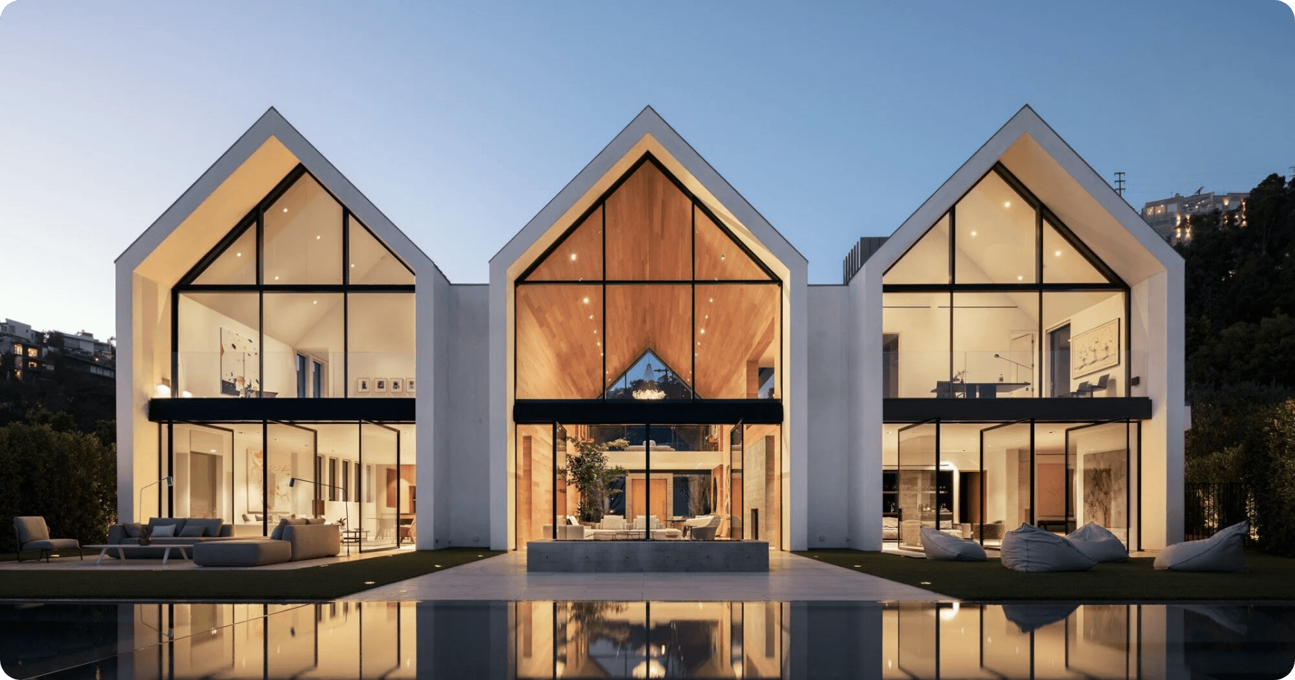 Moderne woningen met puntdak en glazen gevels