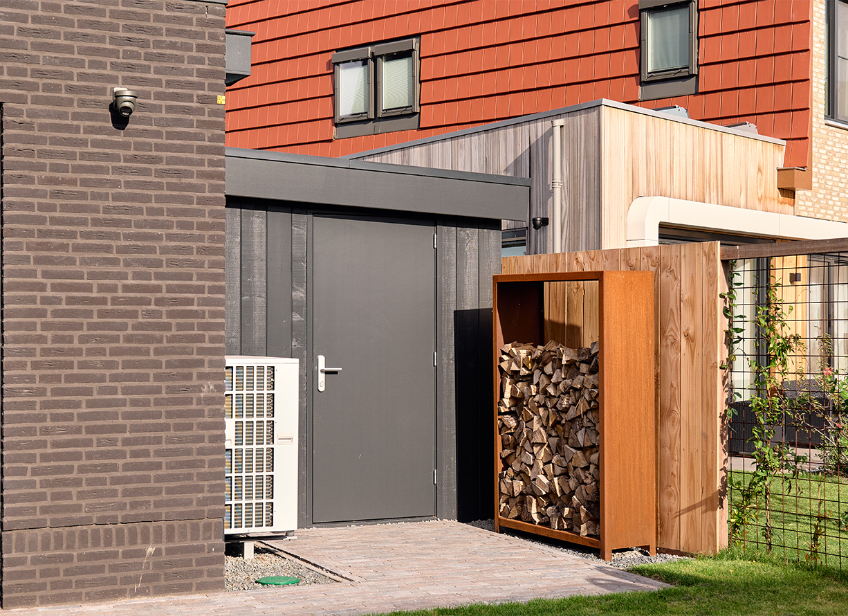 Berging met houtopslag naast de woning in Gouda