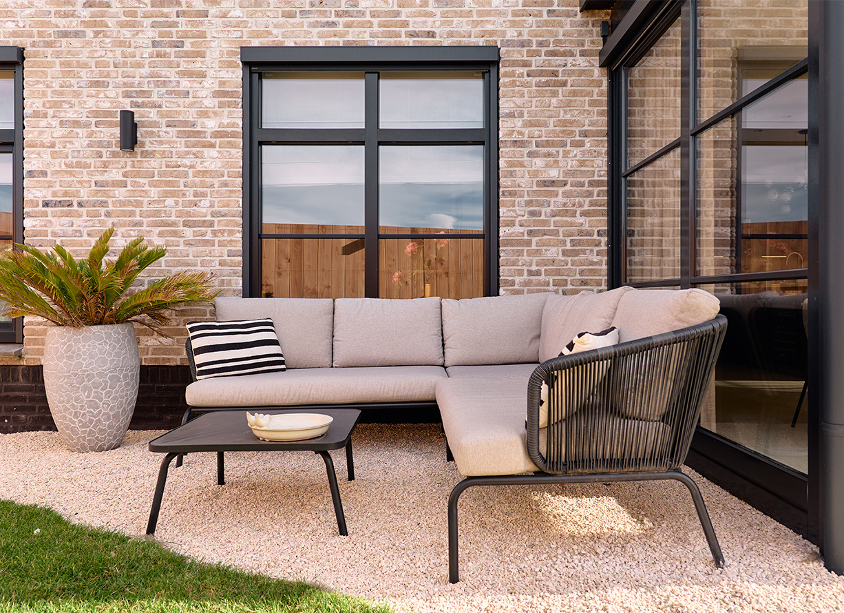 Loungeset op grindterras in Gouda