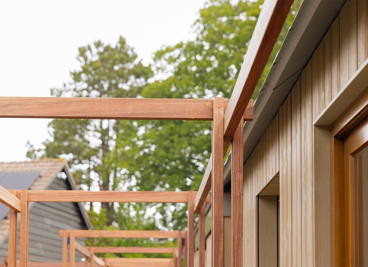 Pergola tegen houten schuurgevel in Oud-Beijerland