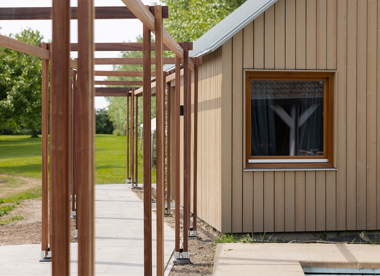 Pergola en schuur met houten kozijn in Oud-Beijerland