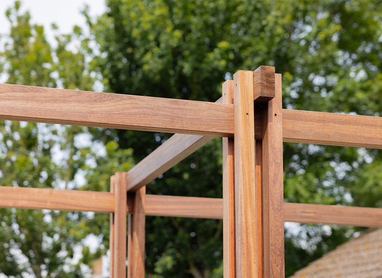 Detail van houten pergola in Oud-Beijerland