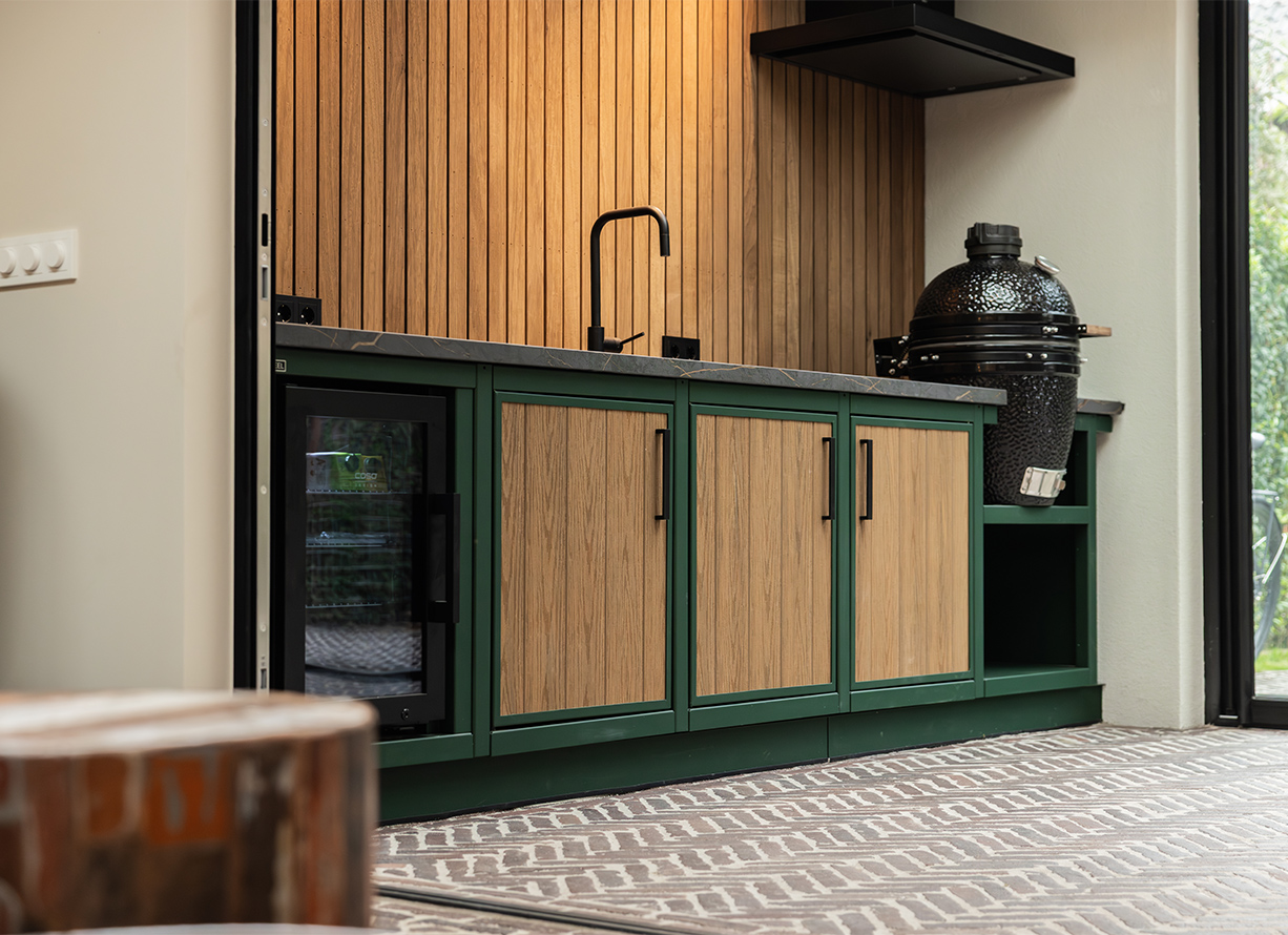 Buitenkeuken met houten fronten en barbecue aan de Burgemeester de Villeneuvesingel in Rotterdam