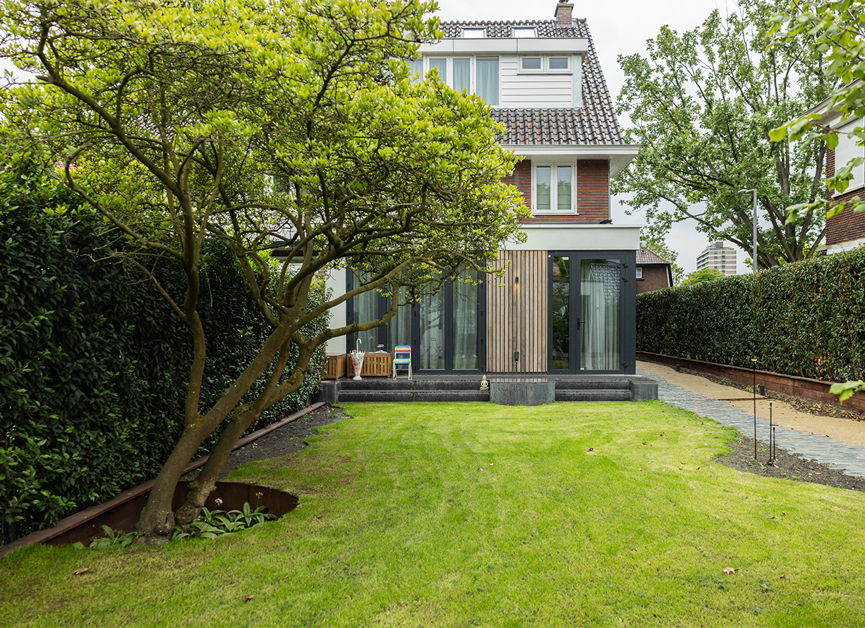 Tuin met gazon en Japanse esdoorn aan de Burgemeester de Villeneuvesingel in Rotterdam