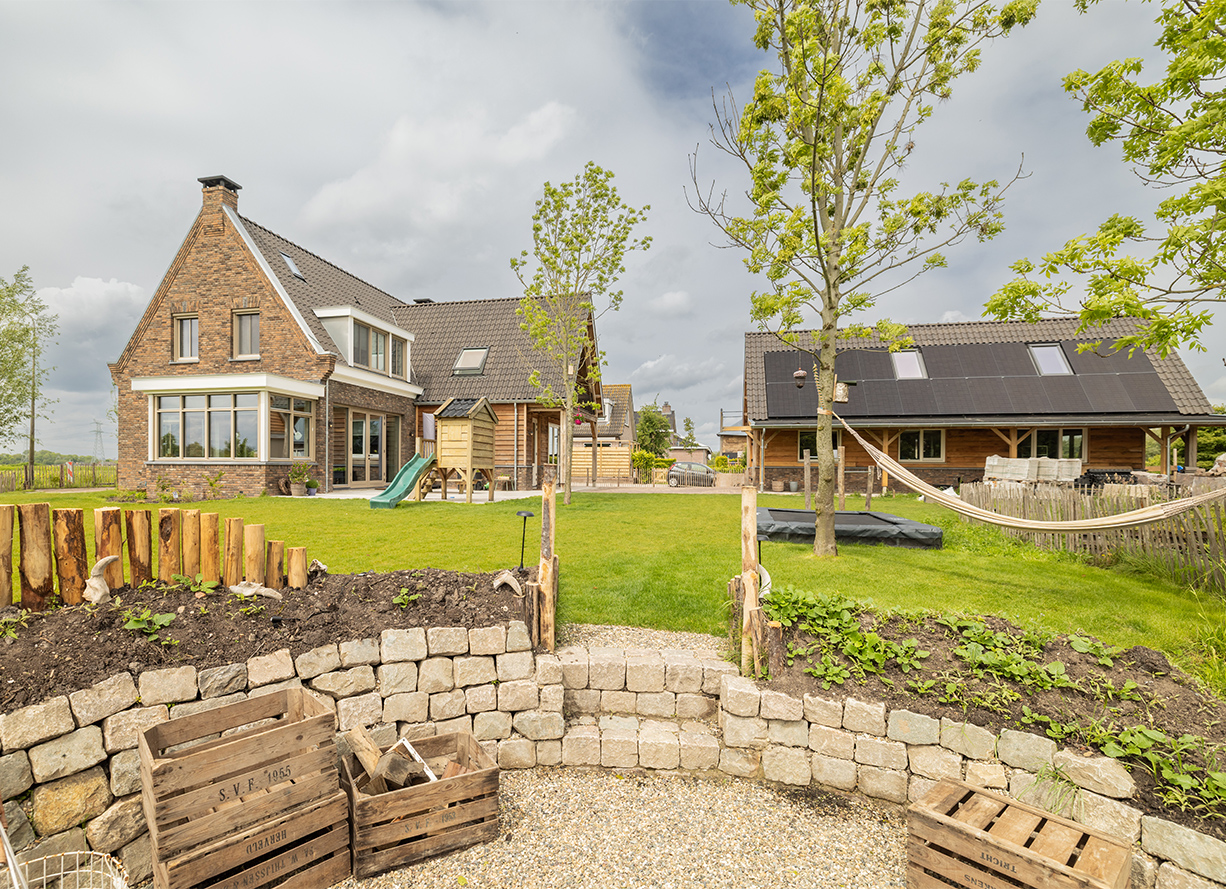 Zithoek met natuurstenen muren in de tuin in Ouderkerk aan den IJssel