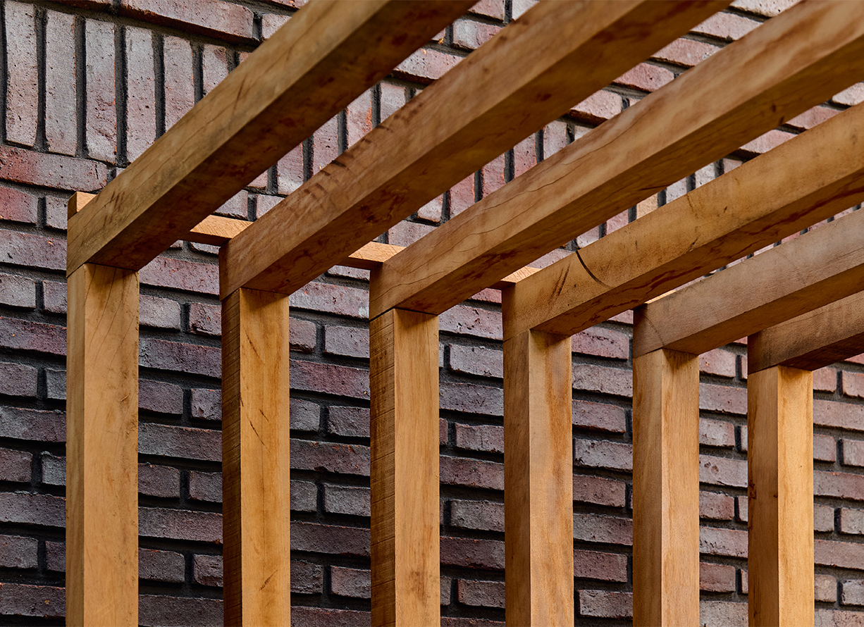Detail van houten pergolabalken op dakterras in Rotterdam