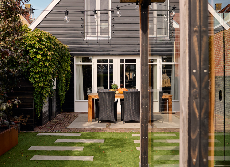 Tuin met stapstenen en terras bij de woning in tuin aan de IJssel