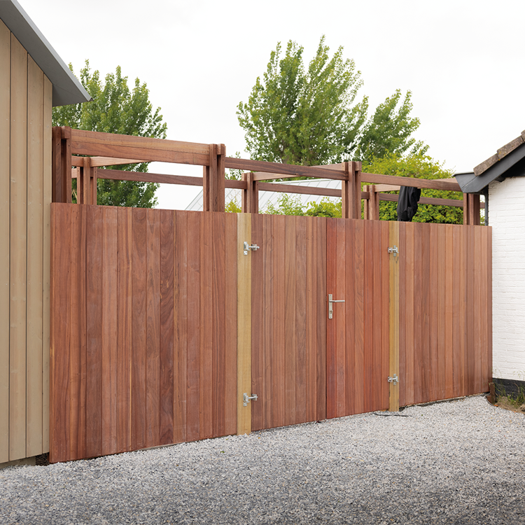 Houten poort in de tuin in Oud-Beijerland