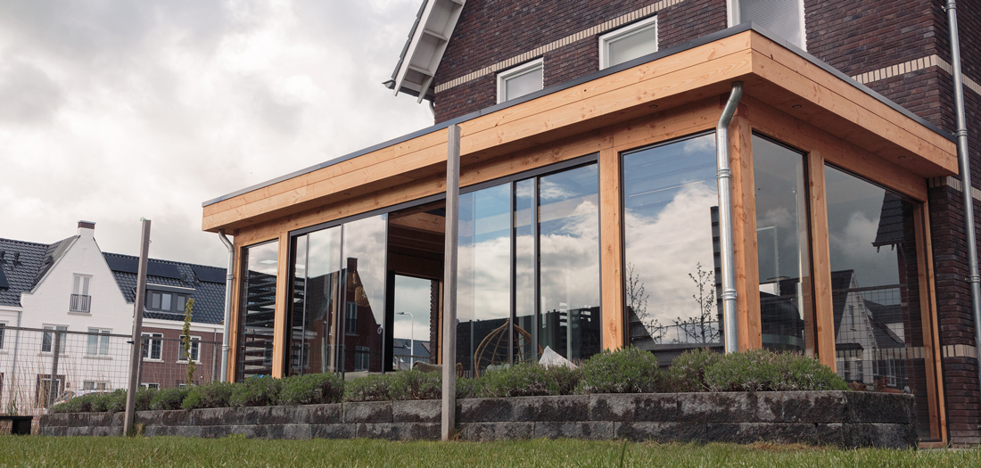 Houten buitenverblijf met glazen schuifwanden in Bodegraven