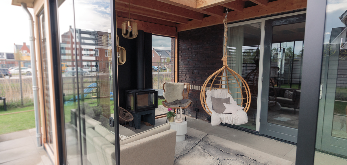 Hangstoel en lounge in buitenverblijf in Bodegraven