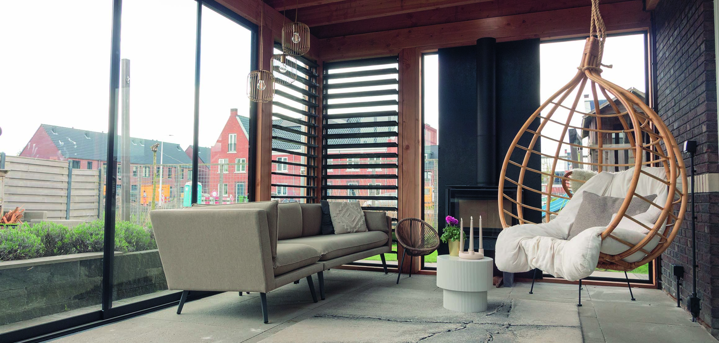 Lounge met hangstoelen in buitenverblijf in Bodegraven