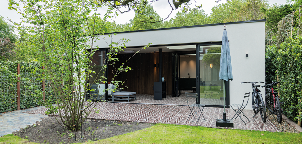 Buitenverblijf met terras in de tuin aan de Burgemeester de Villeneuvesingel in Rotterdam