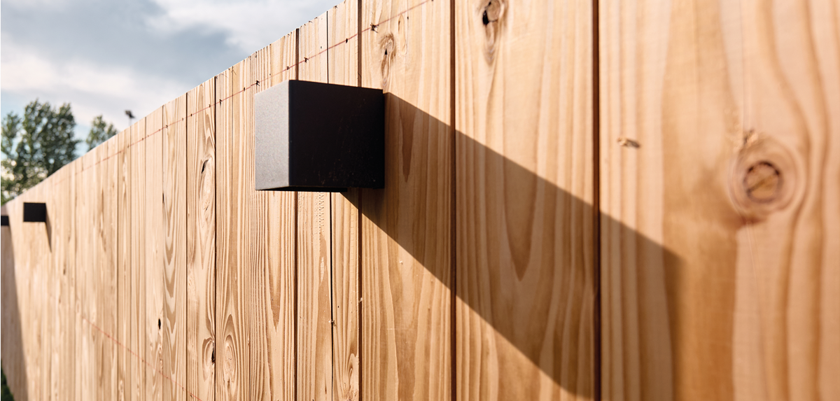 Houten schutting met buitenlamp in Gouda