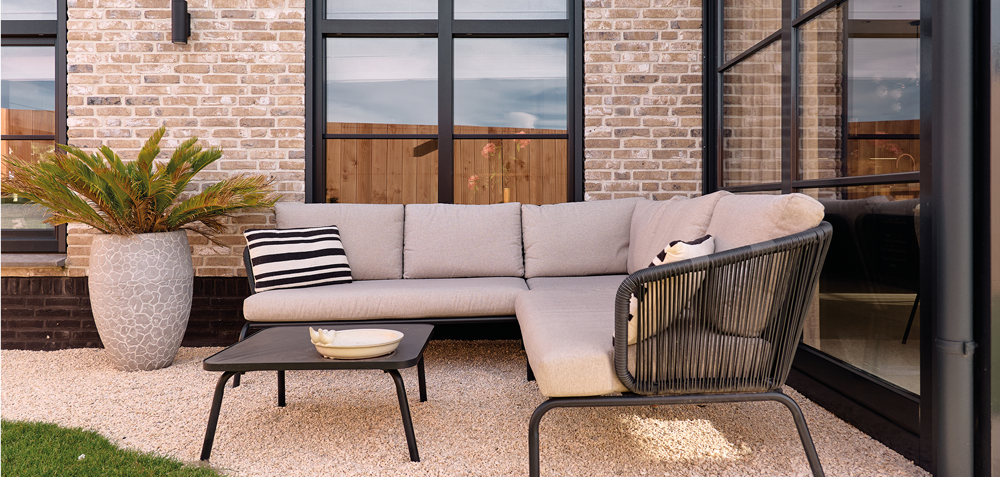 Loungeset op terras in de tuin in Gouda