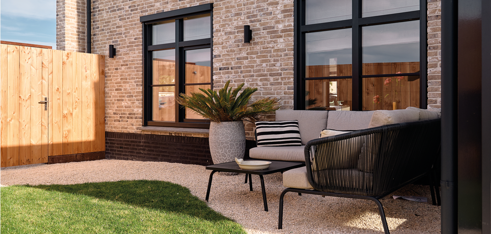 Terras met loungeset en gazon in Gouda