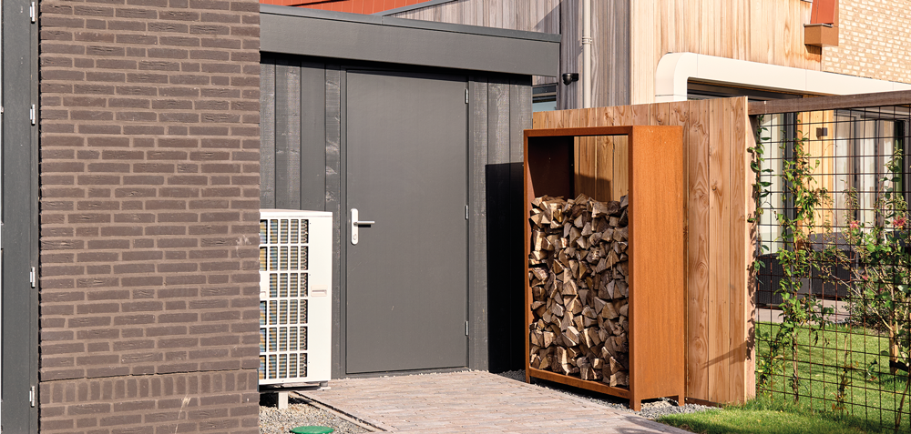 Berging met houtopslag en tuinpad in Gouda