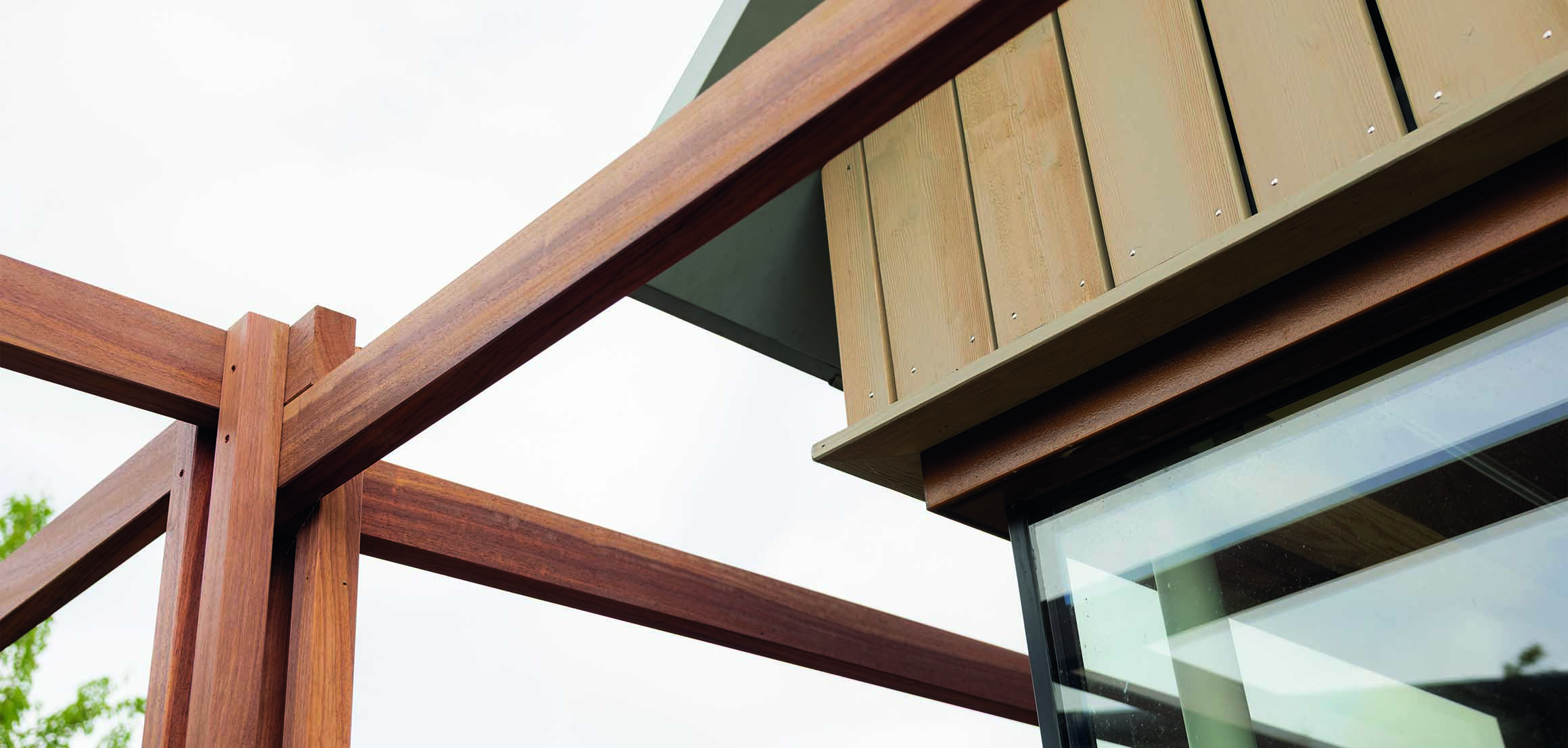 Houten pergola onder schuurdak in Oud-Beijerland