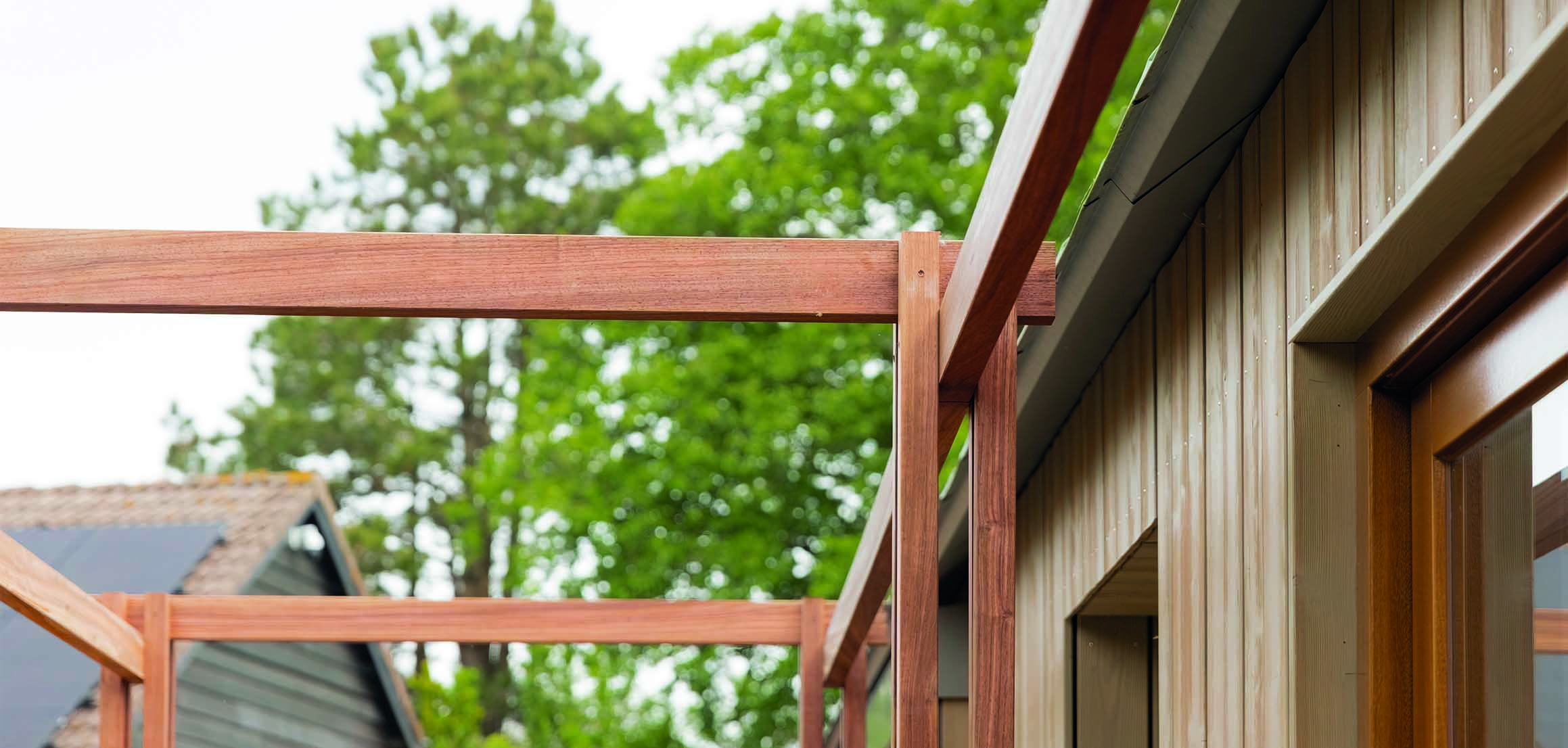 Pergola langs houten schuurgevel in Oud-Beijerland