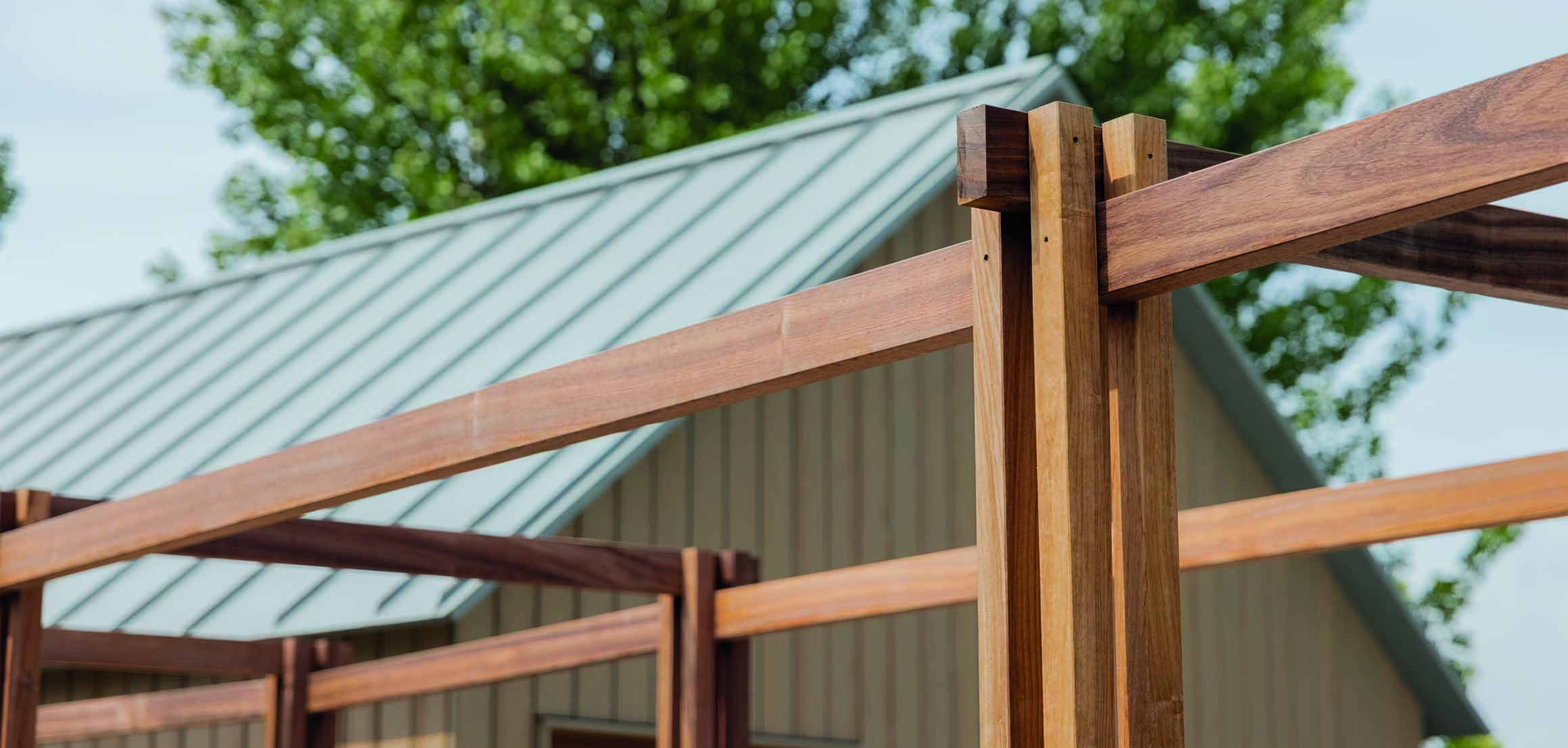 Pergola en schuur met metalen dak in Oud-Beijerland
