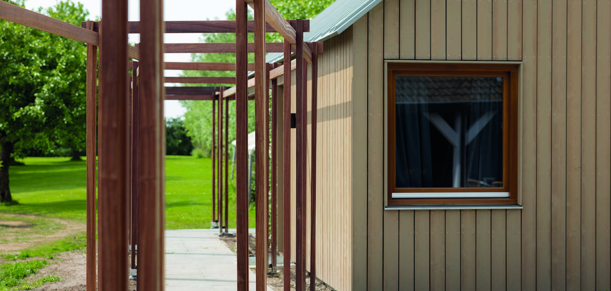 Schuur met houten gevel en pergola in Oud-Beijerland