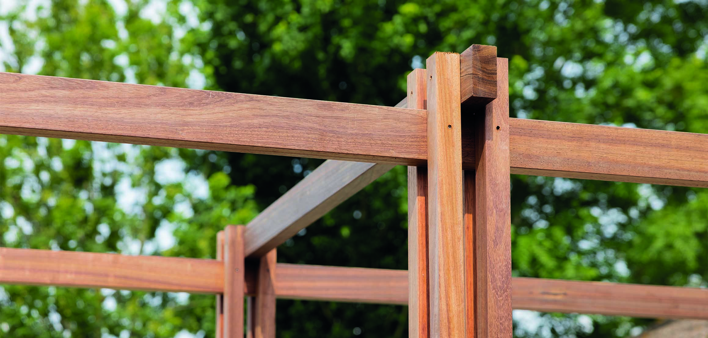 Detail van houten pergolabalken in Oud-Beijerland
