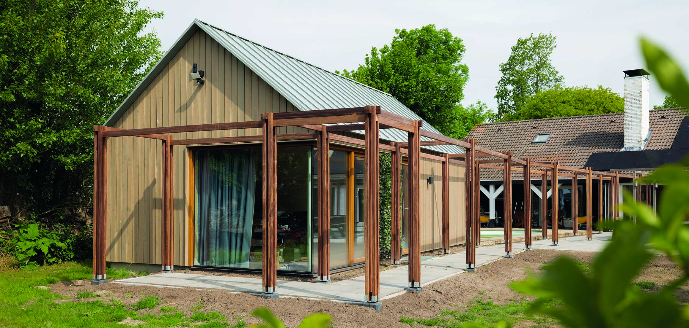 Schuur met pergola en nieuwe tuin in Oud-Beijerland