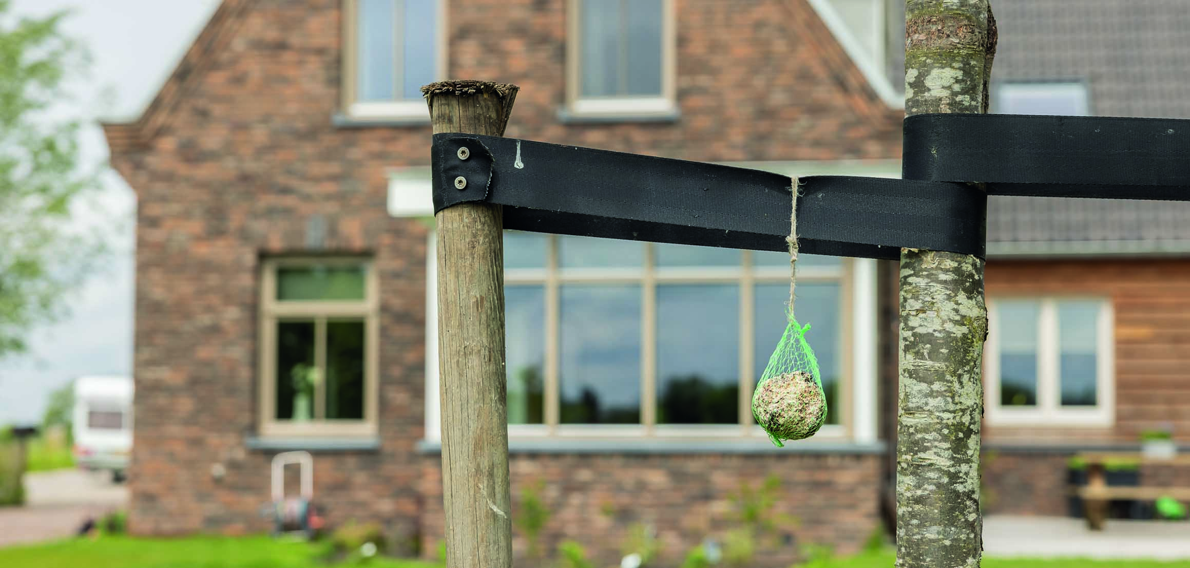 Houten paal met tuinlamp voor de woning in Ouderkerk aan den IJssel
