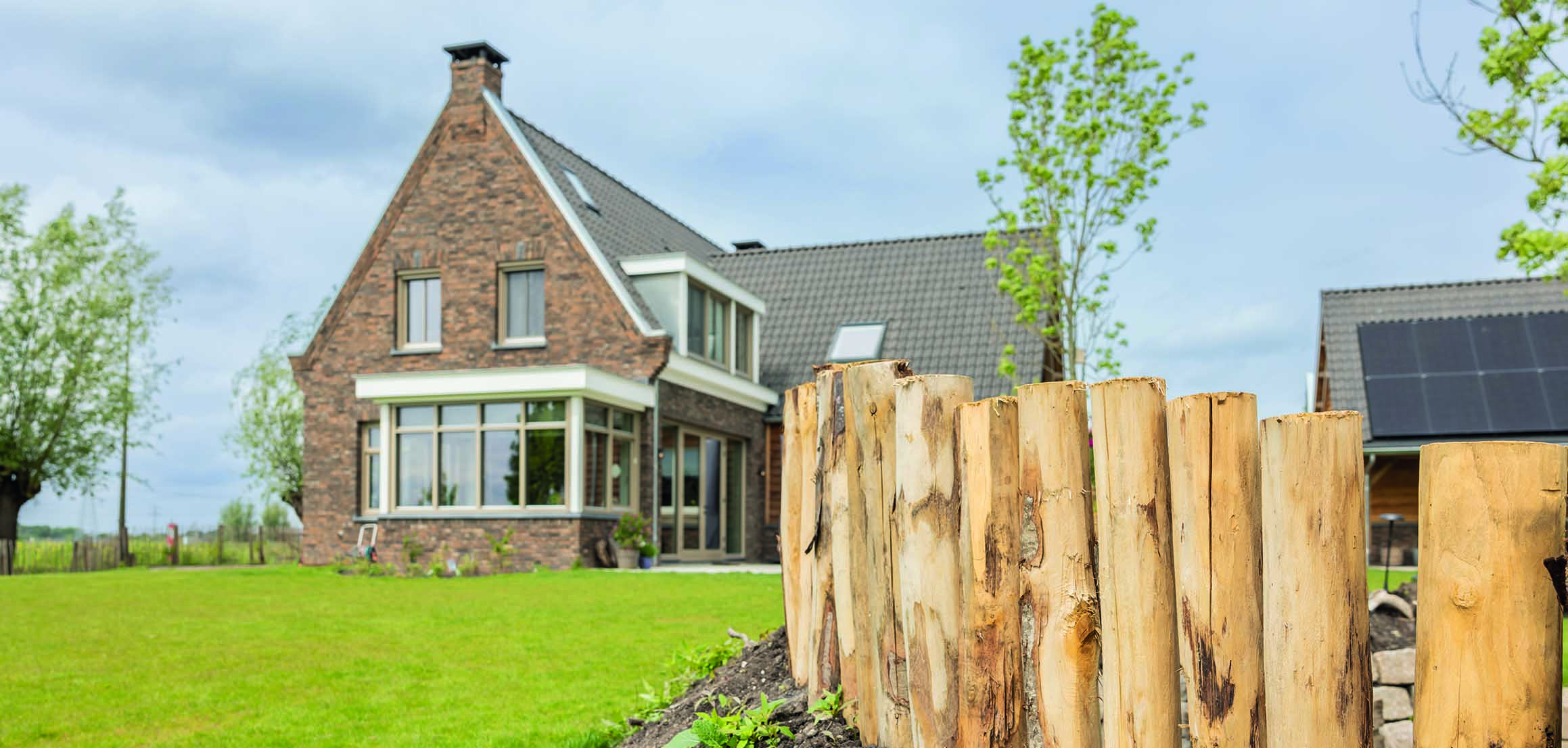 Woning met tuin en houten palen in Ouderkerk aan den IJssel