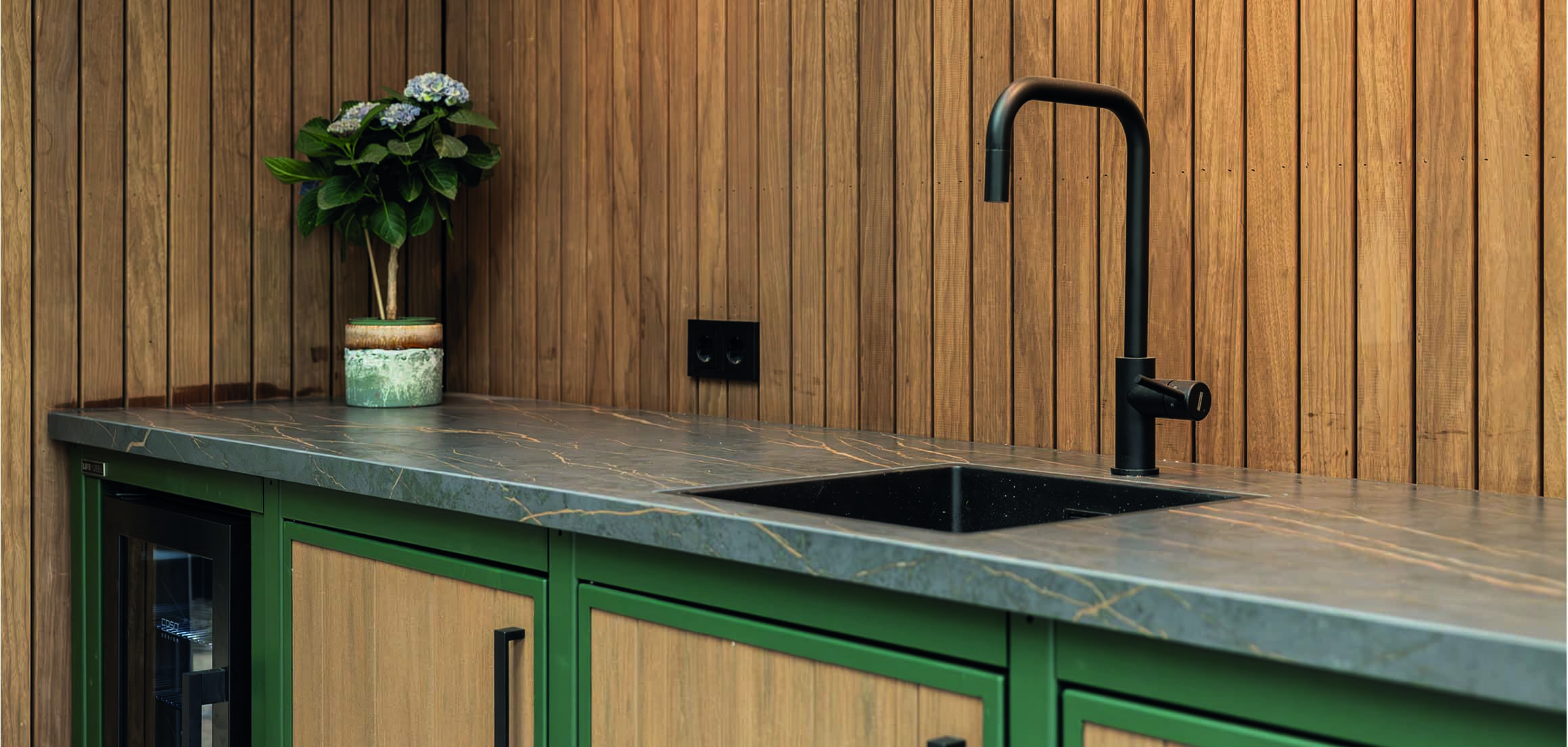 Buitenkeuken met spoelbak en houten wand aan de Burgemeester de Villeneuvesingel in Rotterdam