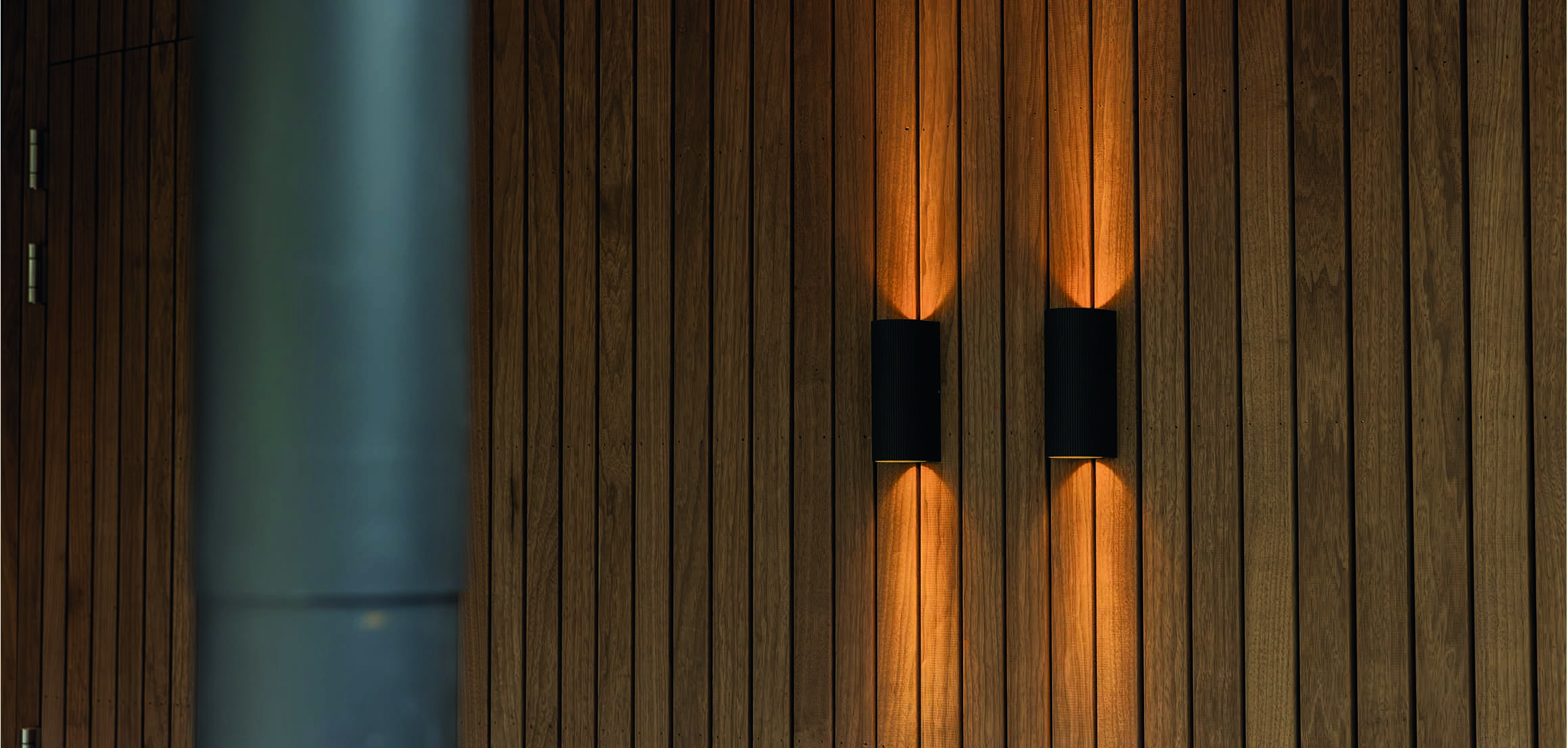Wandlampen op houten lamellenwand aan de Burgemeester de Villeneuvesingel in Rotterdam