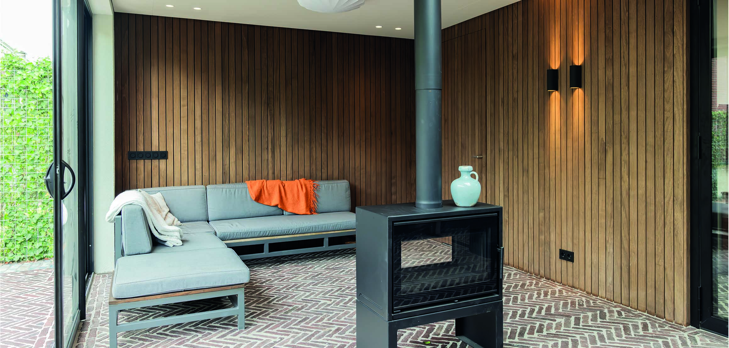 Loungebank en kachel in buitenverblijf aan de Burgemeester de Villeneuvesingel in Rotterdam