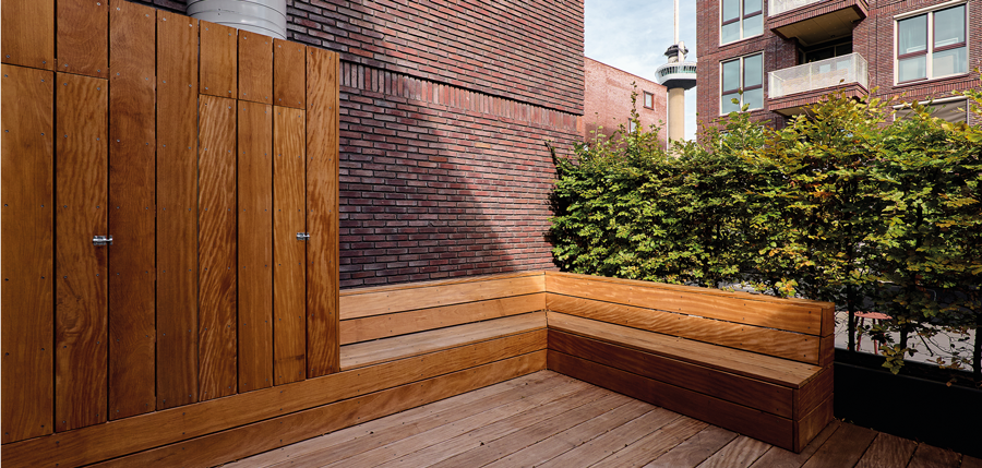 Houten zitbank en vlonder op dakterras in Rotterdam