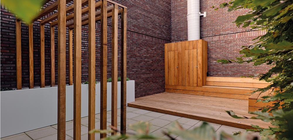Houten lamellen en vlonder met plantenbakken op dakterras in Rotterdam