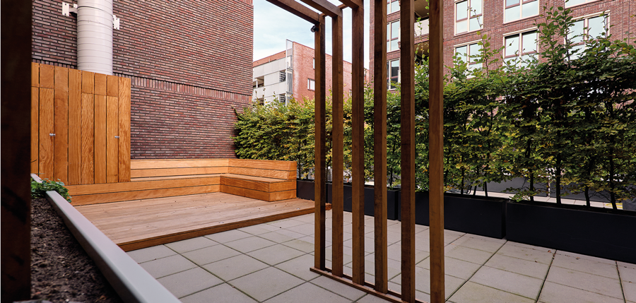 Vlonder met houten lamellenscherm op dakterras in Rotterdam