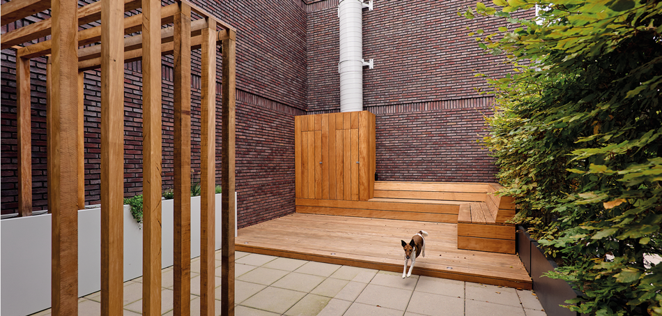 Dakterras met houten vlonder en lamellen op dakterras in Rotterdam