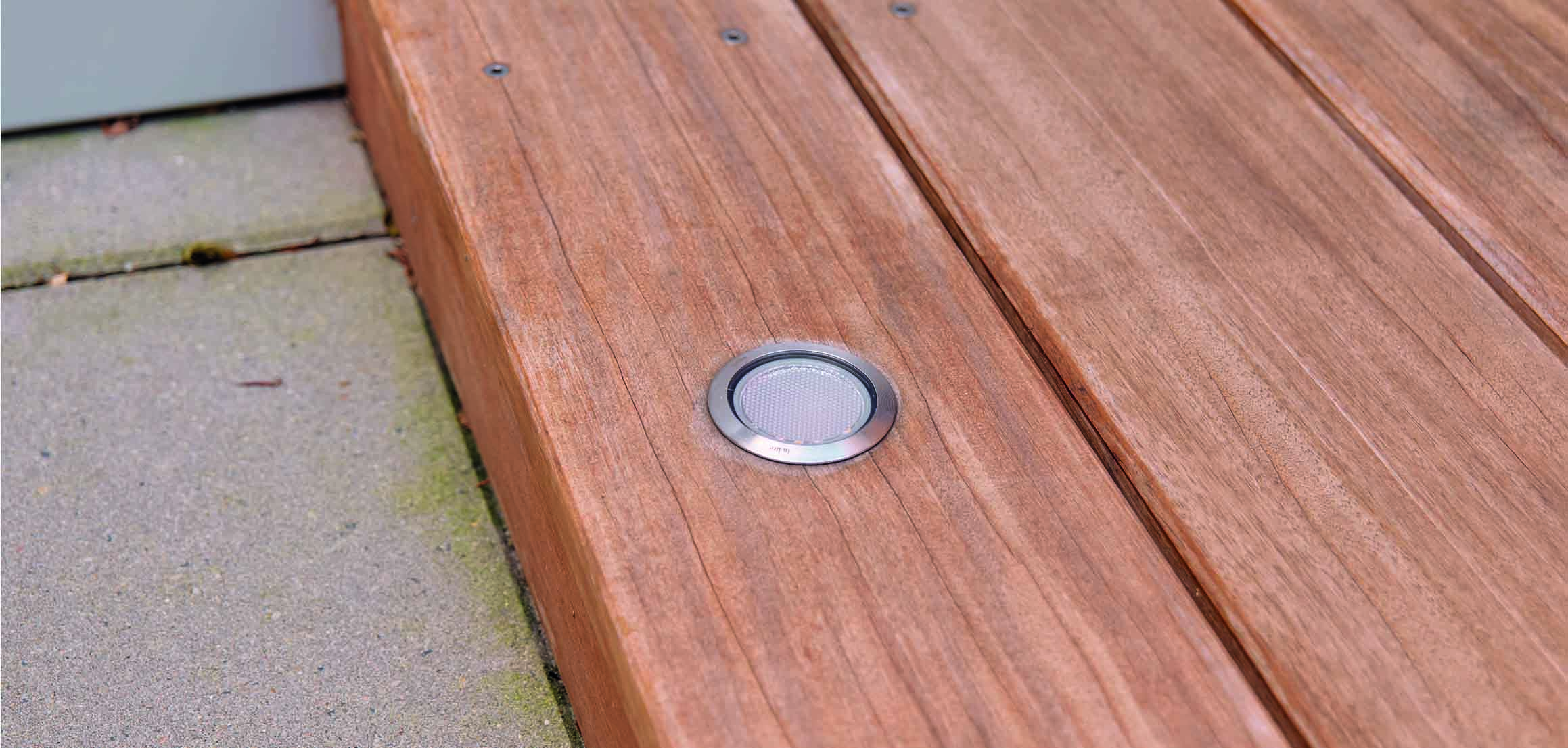 Houten vlonder met inbouwspot op dakterras in Rotterdam