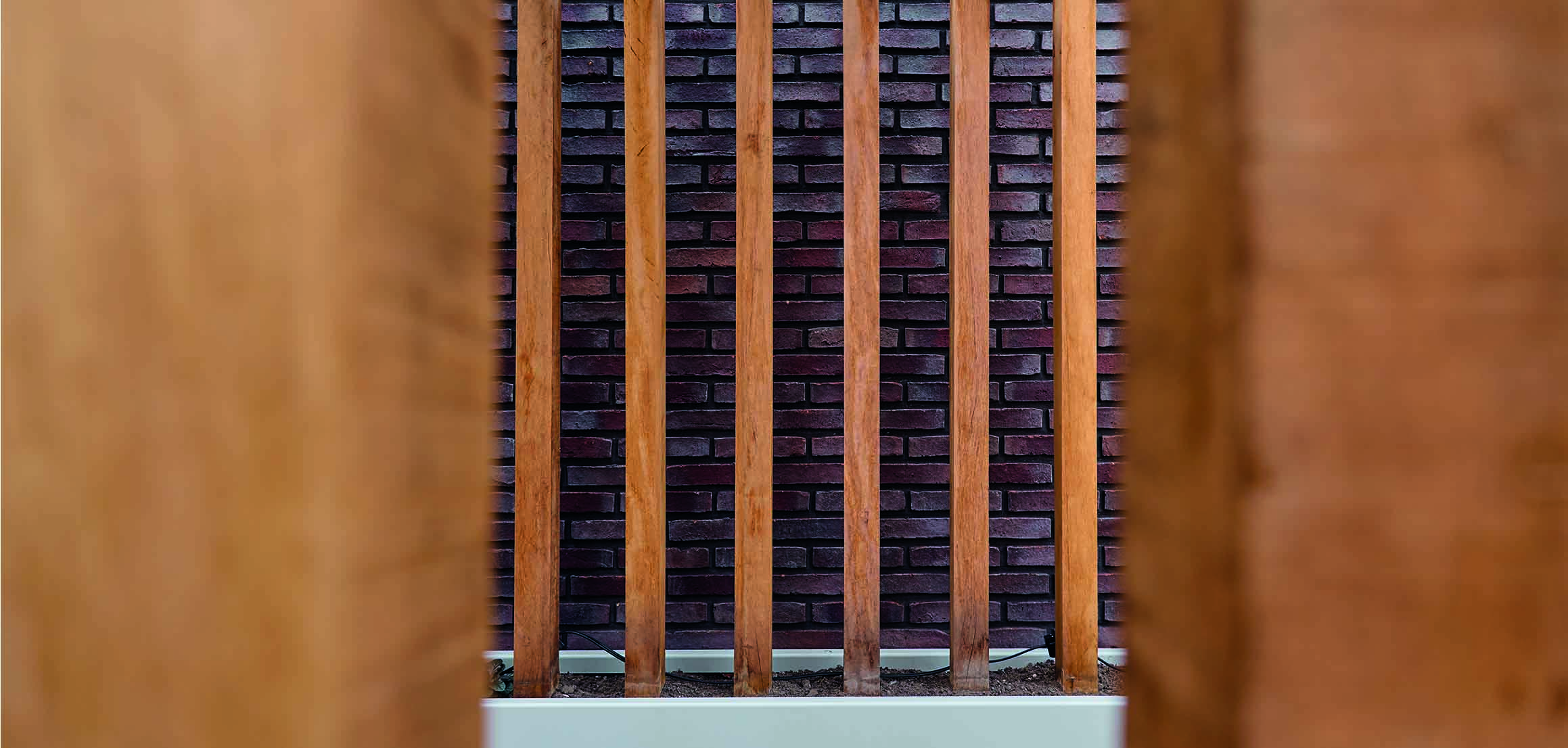 Detail van houten lamellen op dakterras in Rotterdam