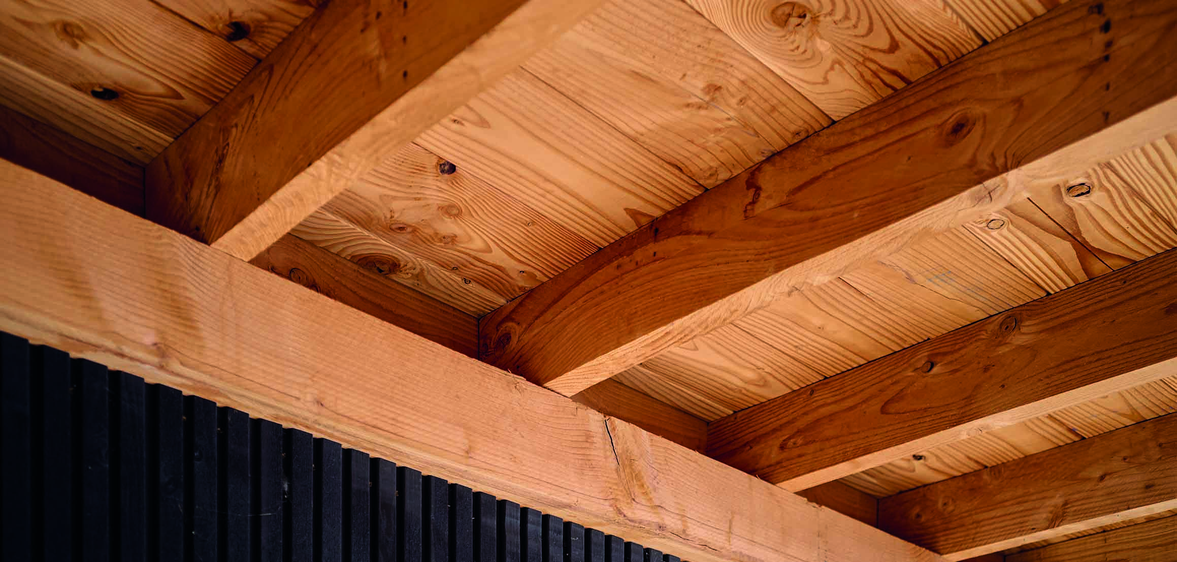 Detail van houten dakbalken in tuin aan de IJssel