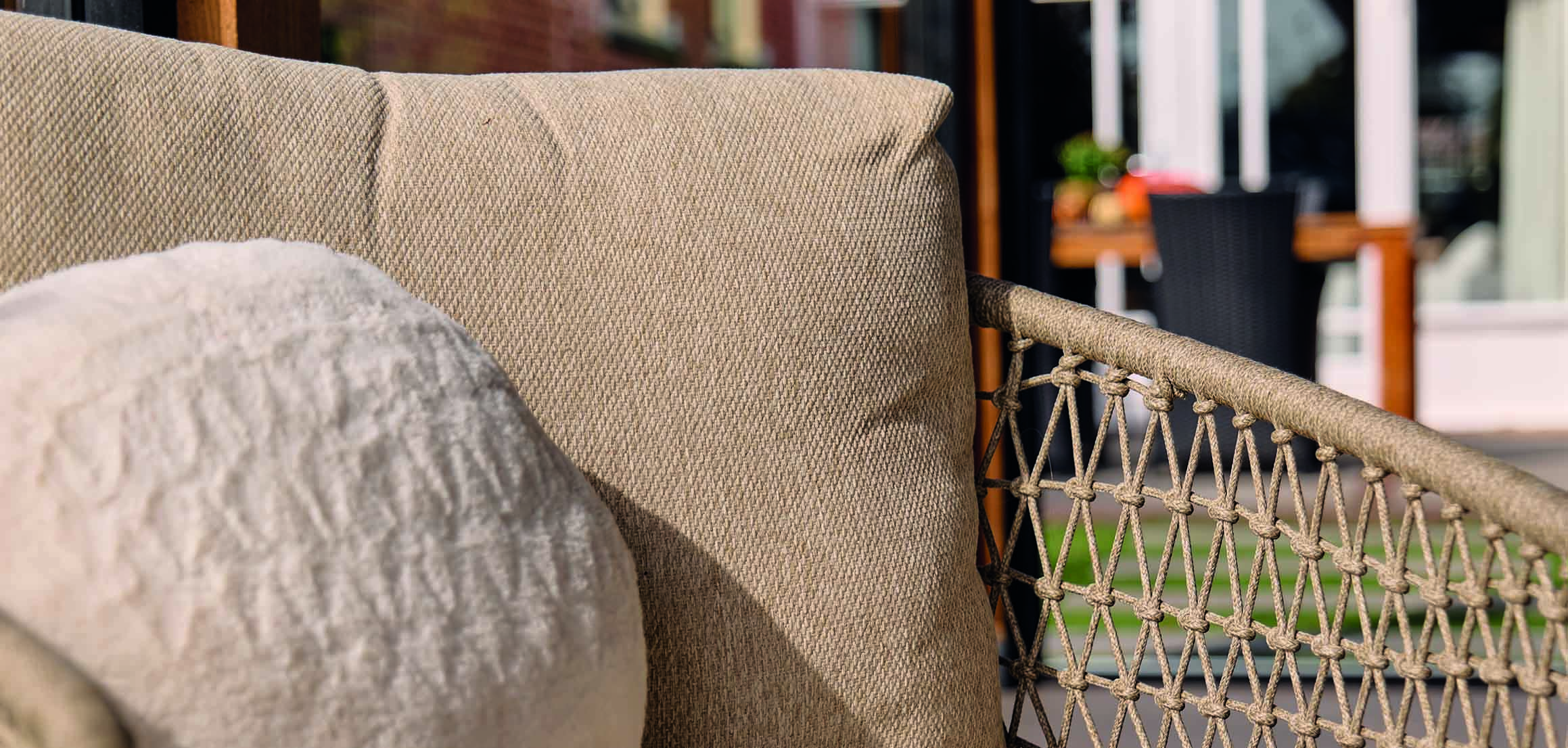Kussens op loungestoel in tuin aan de IJssel