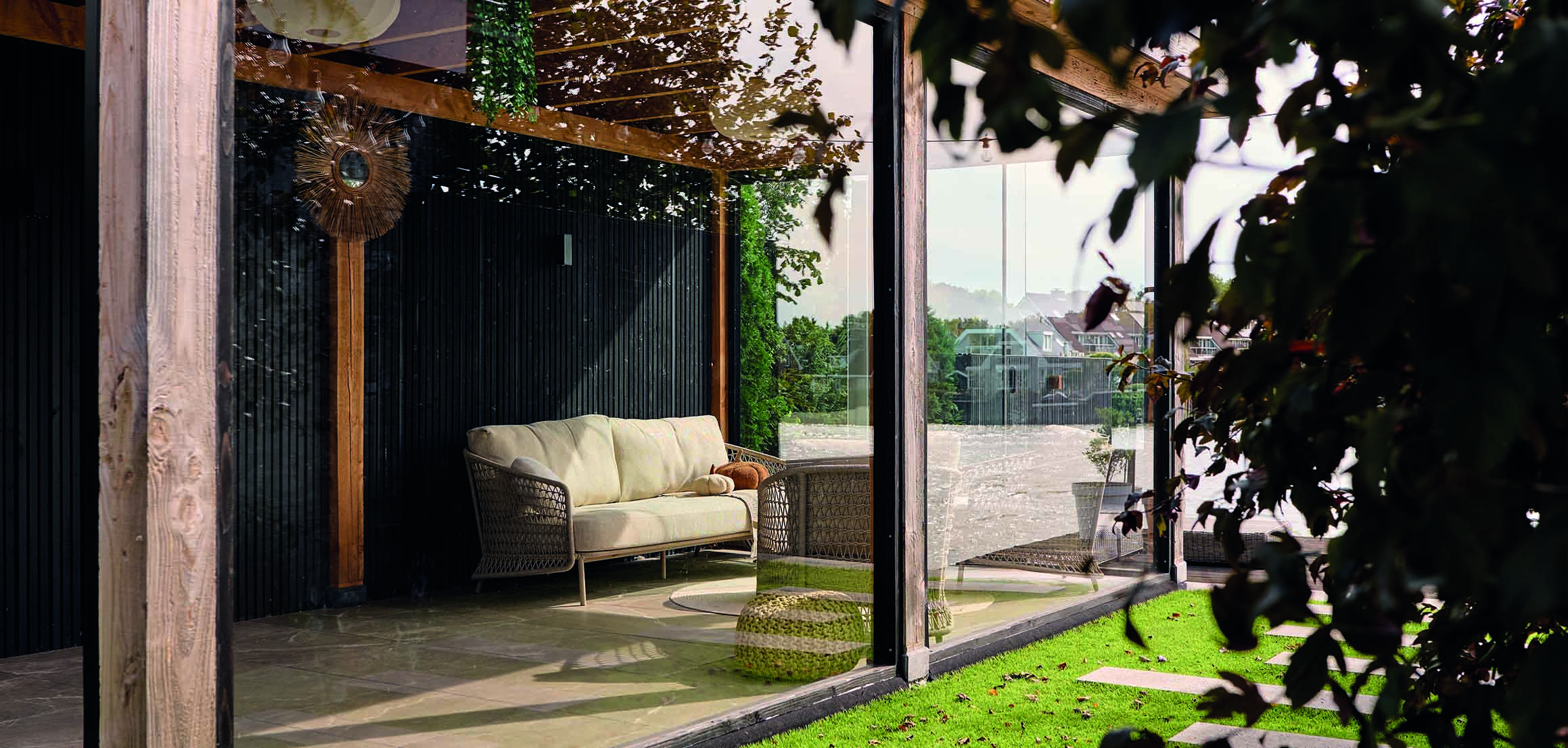 Overkapping met loungemeubels in tuin aan de IJssel