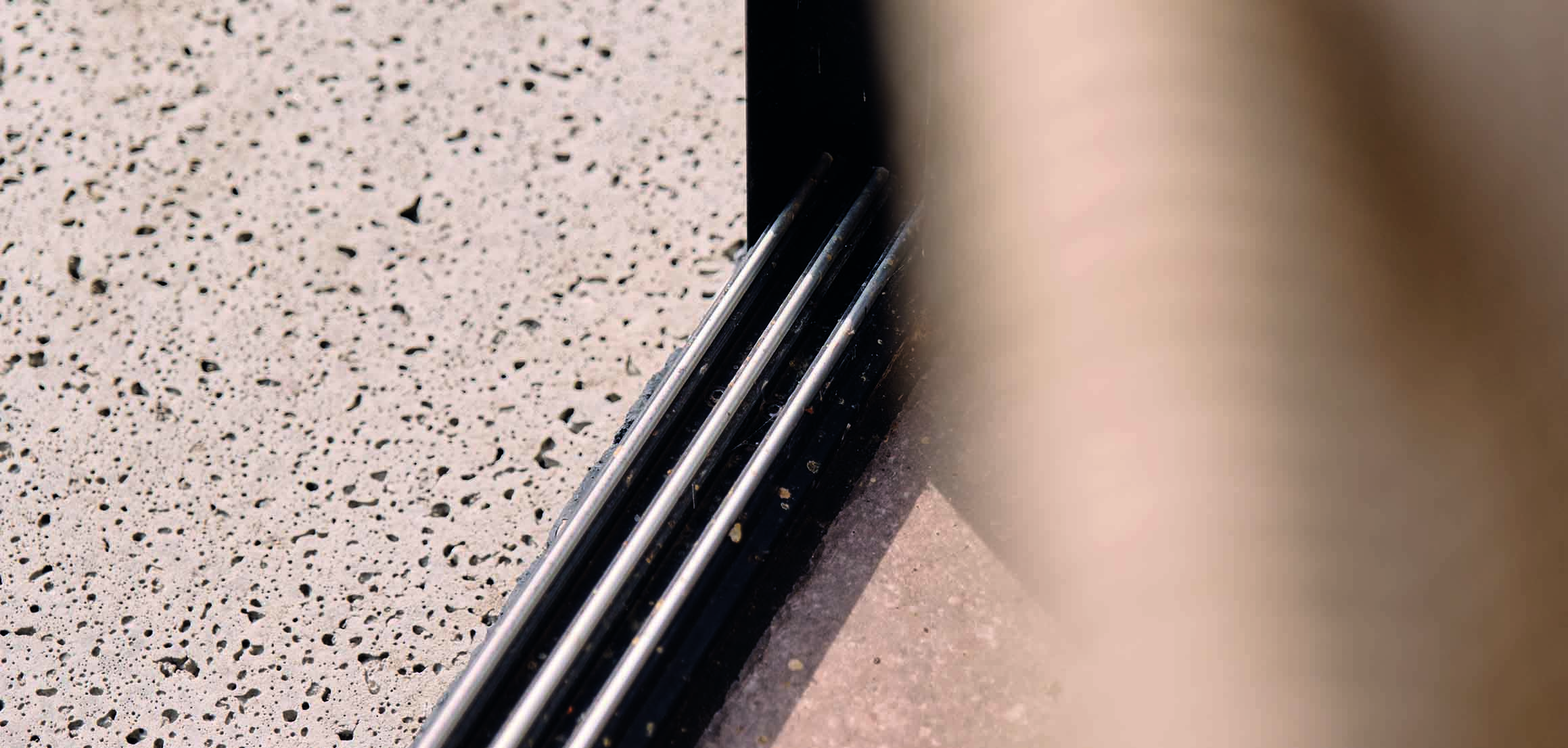 Detail van terrazzo vloer en kozijn in tuin aan de IJssel