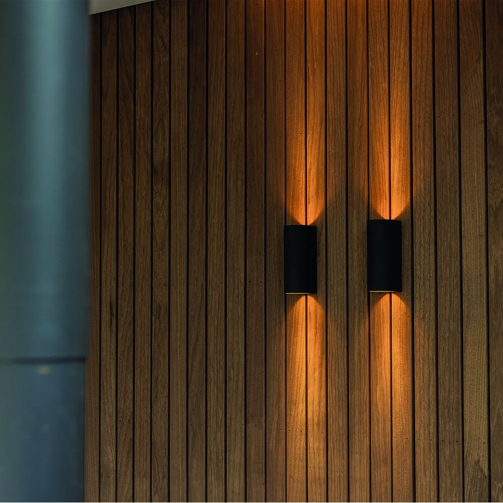 Houten wand met wandverlichting aan de Burgemeester de Villeneuvesingel in Rotterdam