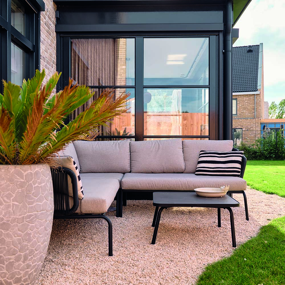 Loungehoek met plant op het terras in Gouda