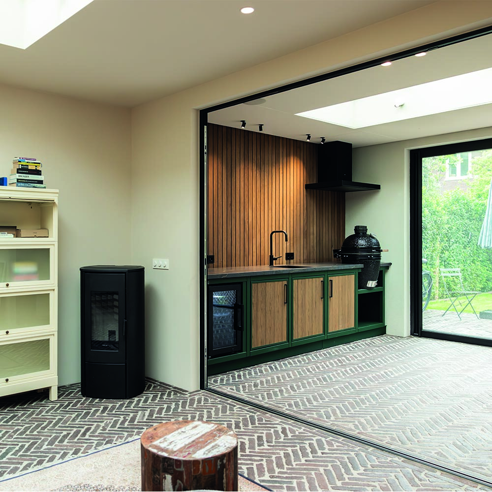 Interieur van buitenverblijf met kachel en buitenkeuken aan de Burgemeester de Villeneuvesingel in Rotterdam