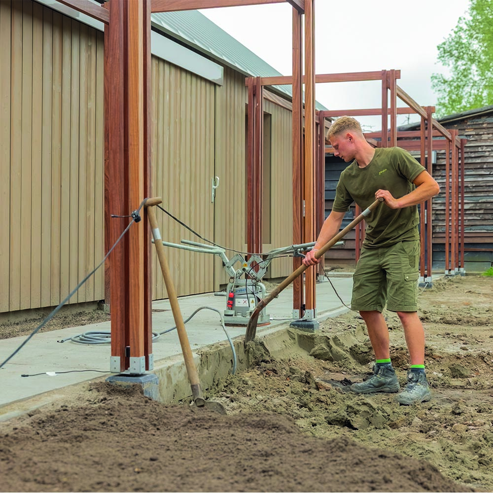 Vakman van Vida Garden graaft een paalgat in Oud-Beijerland