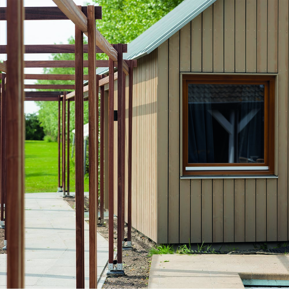 Pergola langs schuur met houten gevel in Oud-Beijerland