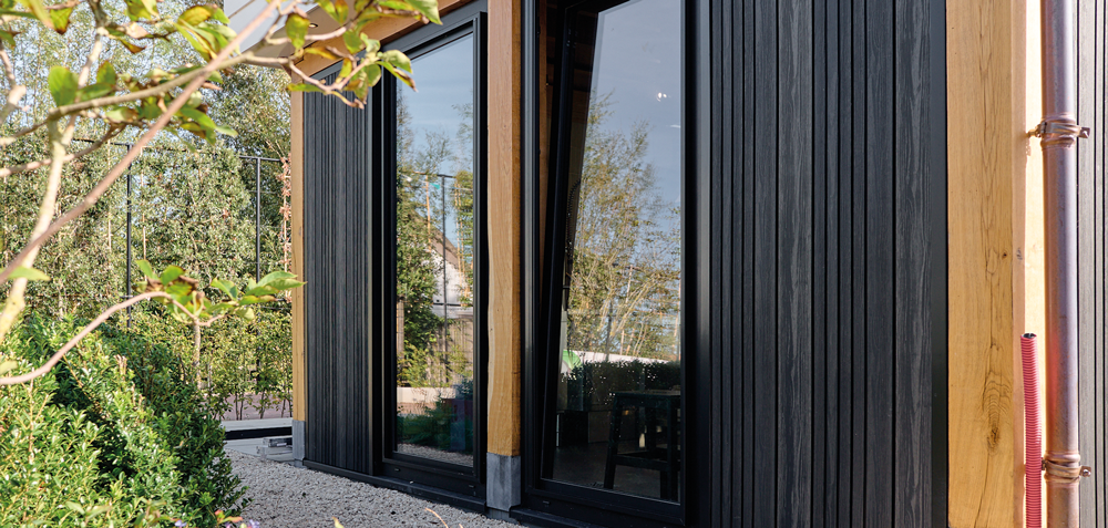 Zwarte houten gevel met glazen deur in Waddinxveen