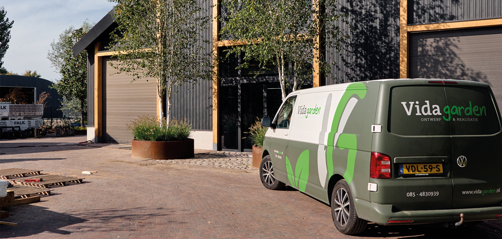 Bedrijfsbus van Vida Garden bij het project in Waddinxveen