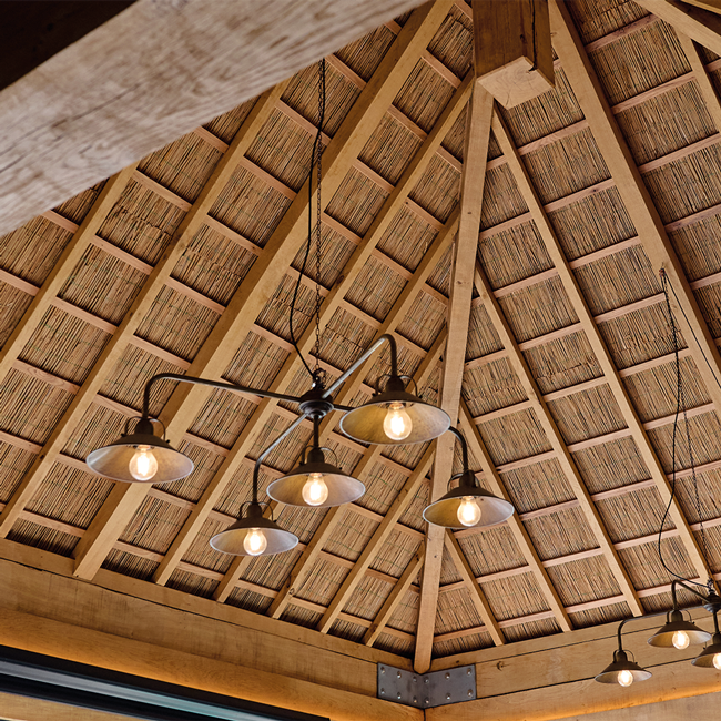 Houten dakconstructie met hanglampen in Waddinxveen